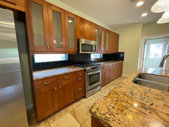 Building Photo - 5bed/3bath house in North Campus
