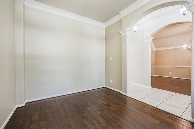 Building Photo - 15810 Cypress Hall Dr