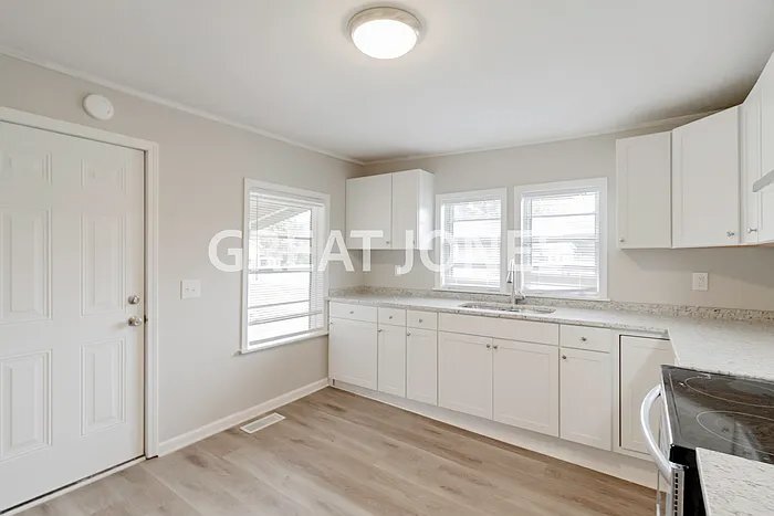 Building Photo - 506 7th Ave SW