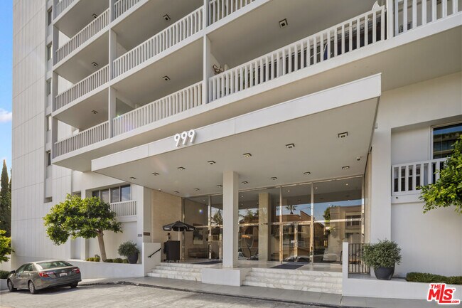 Building Photo - 999 N Doheny Dr
