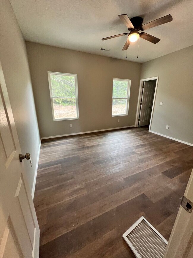 Building Photo - 3 bedroom 1 bath 2 car garage