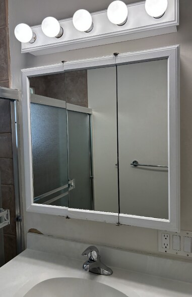 Building Photo - 425 Lincoln Ave