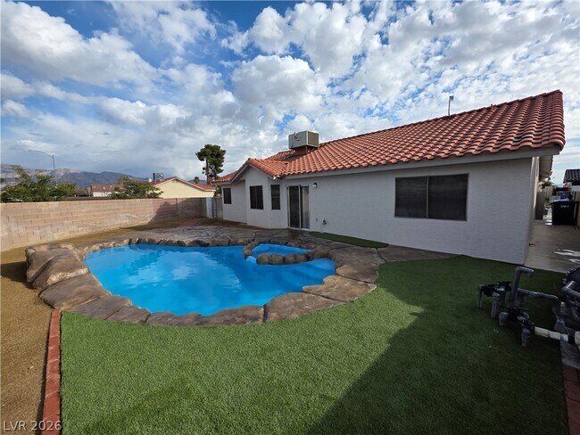 Building Photo - 5843 Berry Hill Ln