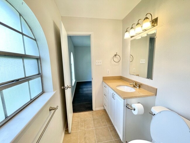 Building Photo - Gorgeous 3/2 recently renovated in homey neighborhood