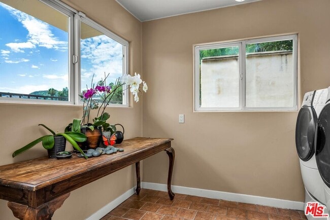 Building Photo - 4557 Saltillo St