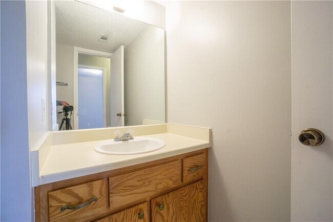 Building Photo - 6903 Deatonhill Dr
