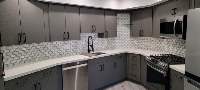 KITCHEN - 723 Westmount Dr