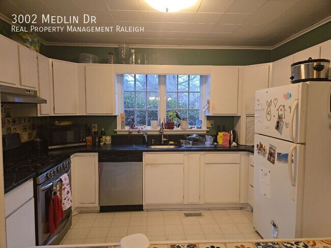 Building Photo - 3002 Medlin Dr