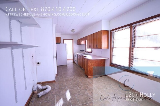 Building Photo - 1207 Holly-