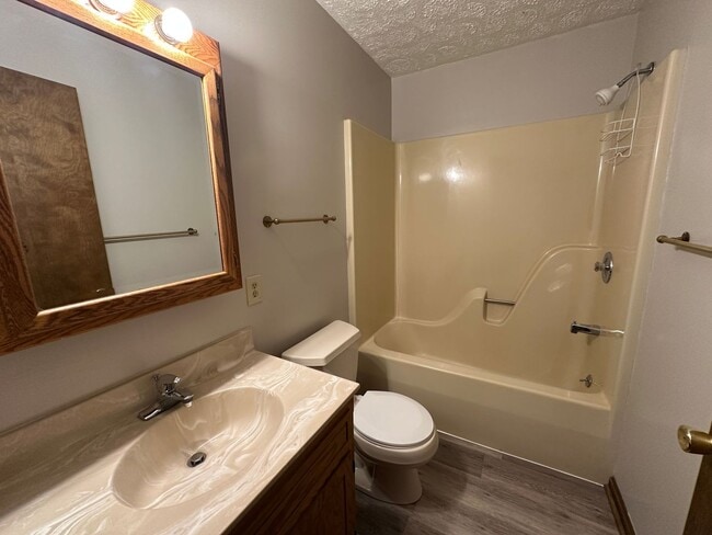 Building Photo - 2 Bedroom, 1 Bath Ranch Home