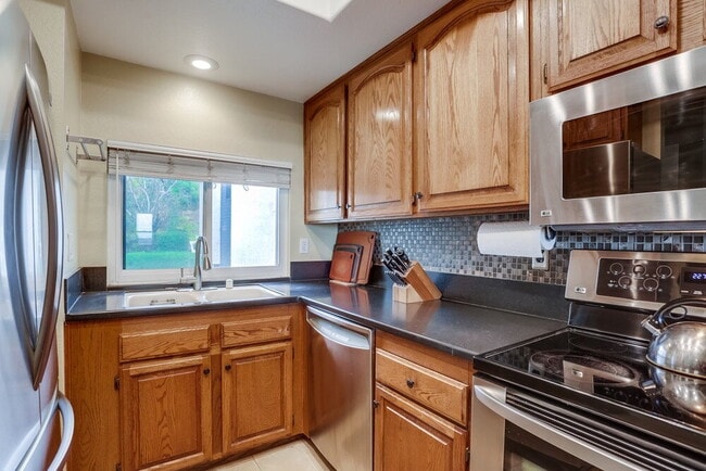 Building Photo - Welcome to this beautiful 1,042 sq. ft. condo offering modern comfort in a prime location!