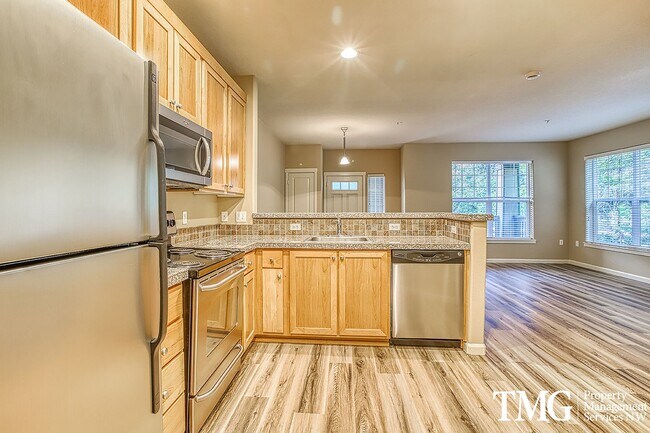 Building Photo - Beautiful 1br Condo in Sherwood. End unit ...