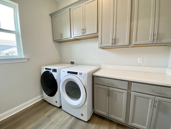 Building Photo - Luxury Living in Hampton Lake!
