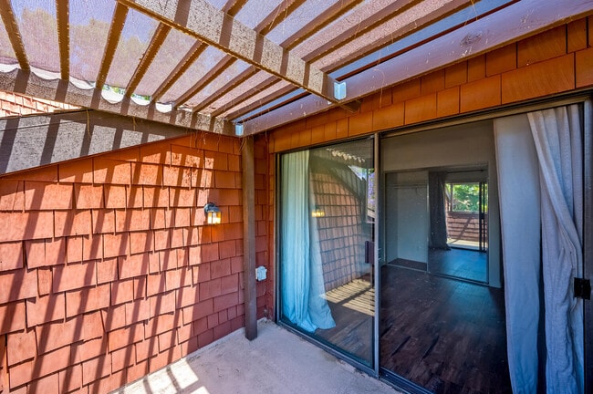 Building Photo - 2742 Pine Creek Cir