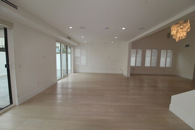 Building Photo - Oxnard Shores: Huge Rooftop Deck w/Ocean Views!