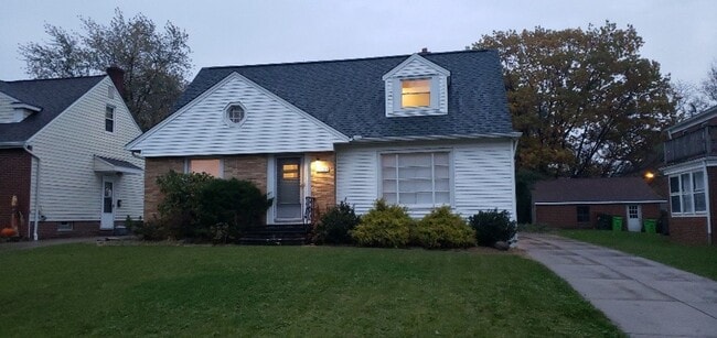 Building Photo - 3 bedroom Bungalow with finished basement