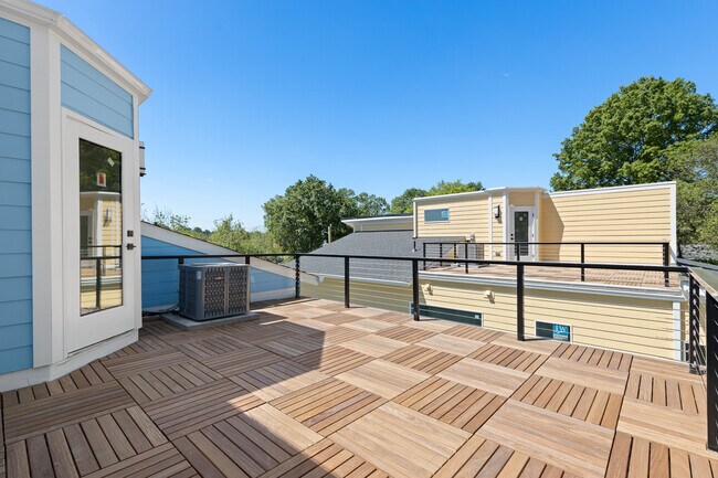 Balcony - 733 Hopkins St