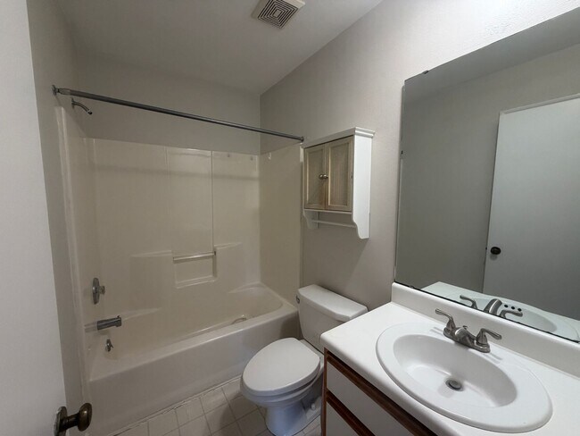 Building Photo - Salem duplex/townhouse