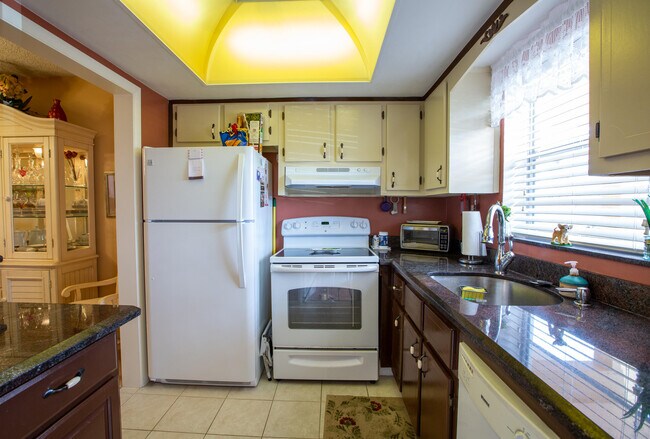 Building Photo - 651 Pine Dr