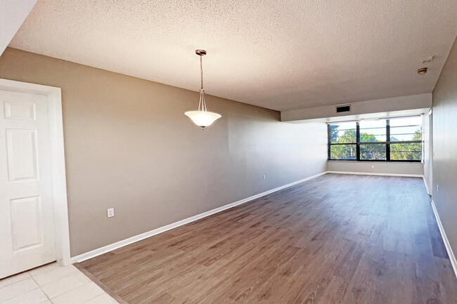 Building Photo - 3650 Whitehall Dr