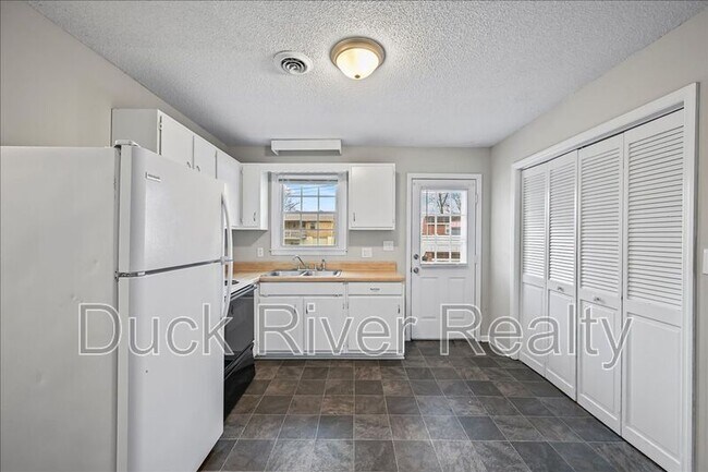 Building Photo - 525 Woods Dr