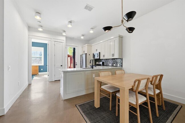 Building Photo - 3203 Locke Ln