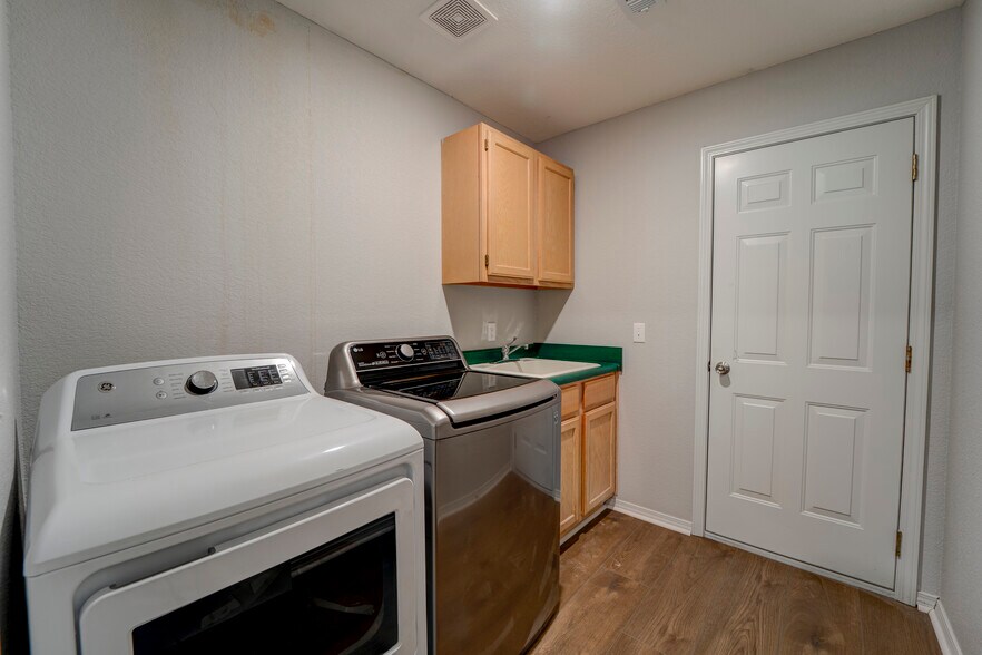 Building Photo - 40 Briarmeadow St