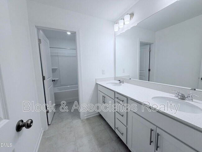 Building Photo - 611 Contento Ct