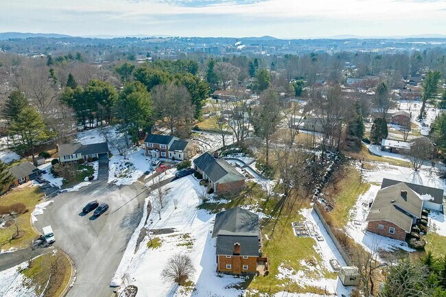 Building Photo - 1105 Golfview Dr