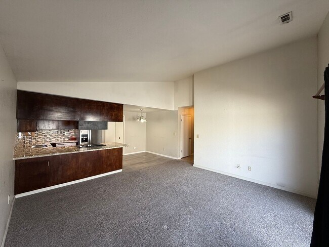 Building Photo - Moonstar &amp; Temescal Duplex