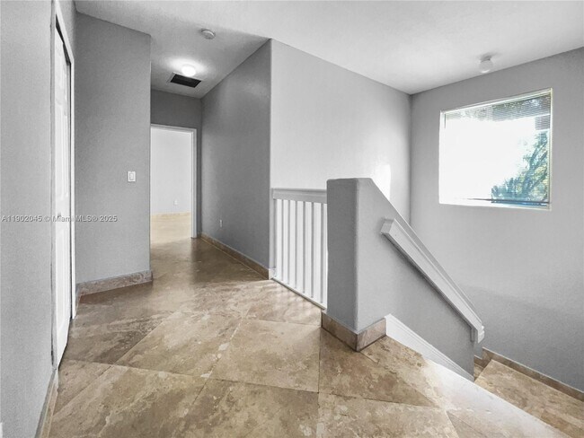 Building Photo - 1736 NE 9th Dr