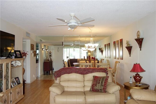 Building Photo - 2901 S Palm Aire Dr
