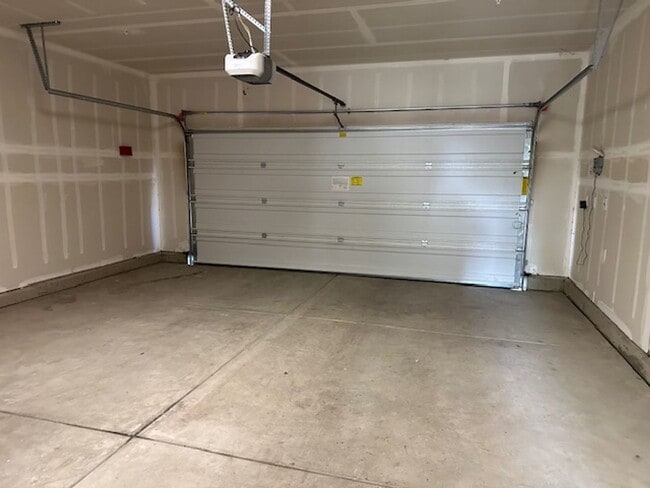 Building Photo - $2,250 Locan & Ashlan, 3 Bedroom - E. Giav...