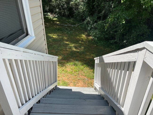 Building Photo - Freshly Updated 3/1 Duplex in Spartanburg