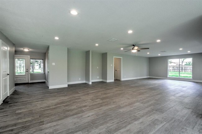 Building Photo - 915 Brook Forest Dr
