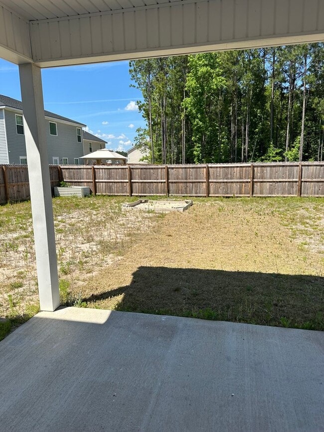 Building Photo - Tranquil South Retreat: Spacious 5-Bed Home with Fenced Yard, Pet-Friendly, Washer/Dryer Included