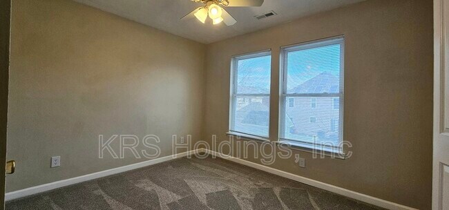 Building Photo - 820 Maltby Cres