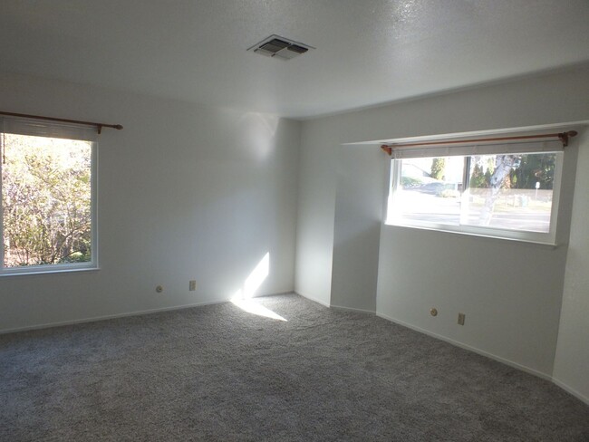 Building Photo - Placerville townhome style 2/1.5 apartment...