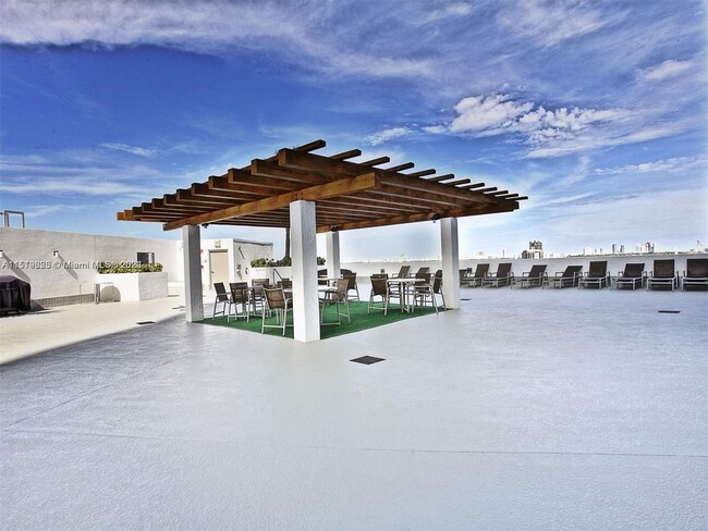 Pool Deck - 1750 N Bayshore Dr