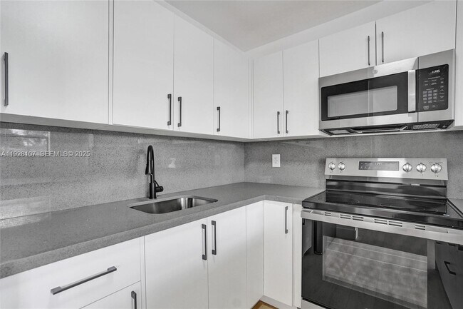 Building Photo - 1960 SW 68th Way