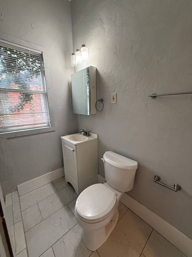 Building Photo - Spacious 3 Bed Near Downtown & OU Health + W/D Included & Driveway Parking