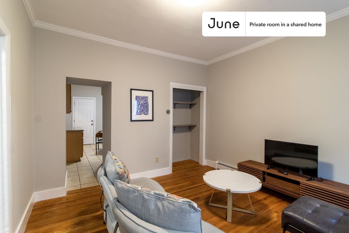 Building Photo - Private bedroom in 5 bed/2 bath Home