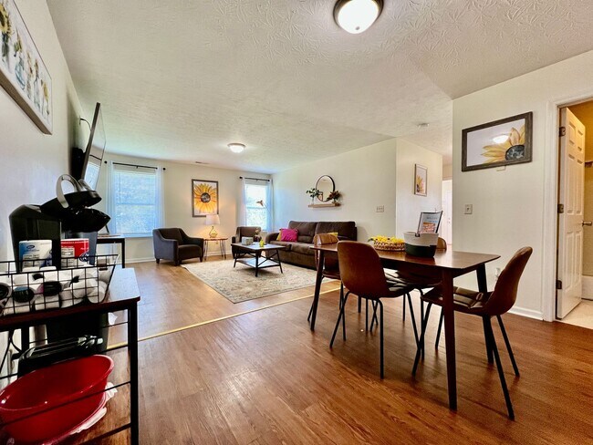 Building Photo - 3 Bedroom 1 Bathroom Attached House