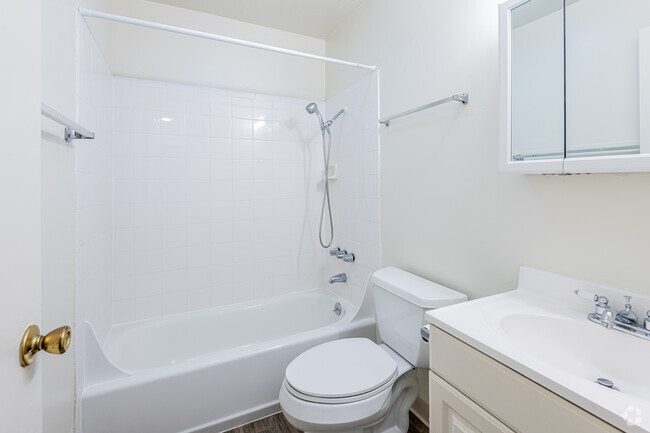 Standard bathroom with a bathtub. - The Franciscan