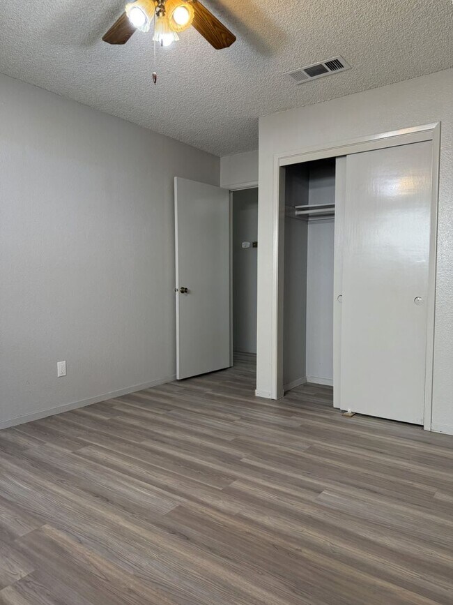 Building Photo - 3 bedroom/2 bathroom home AVAILABLE NOW!!!!