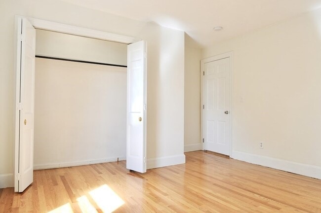 Building Photo - 120 Farwell St