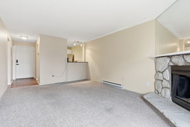 Building Photo - 6121 E 6th Ave