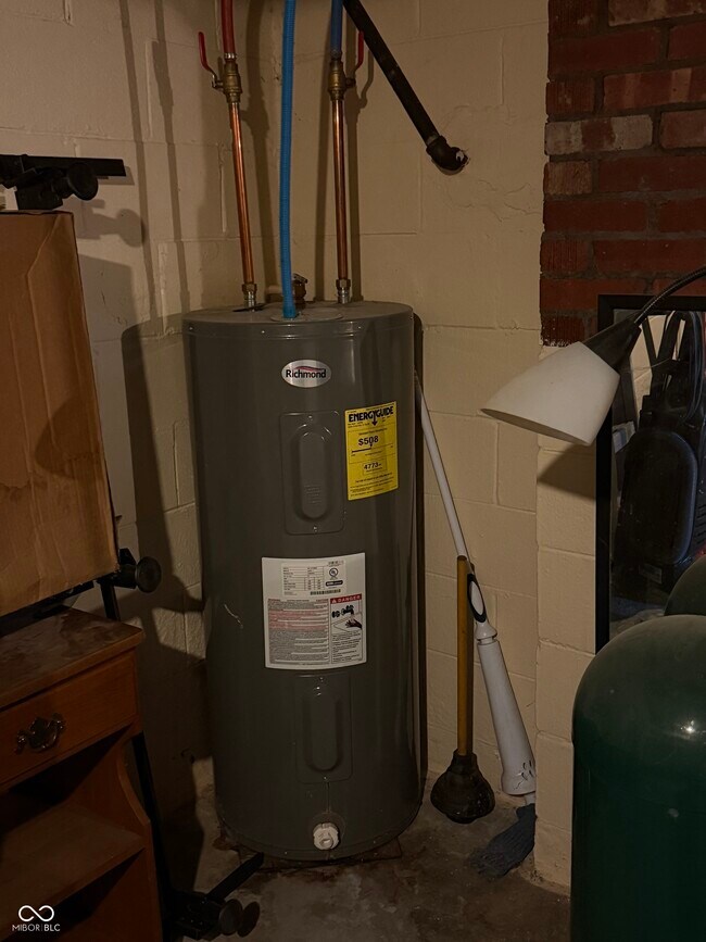 Building Photo - 1437 N Leland Ave