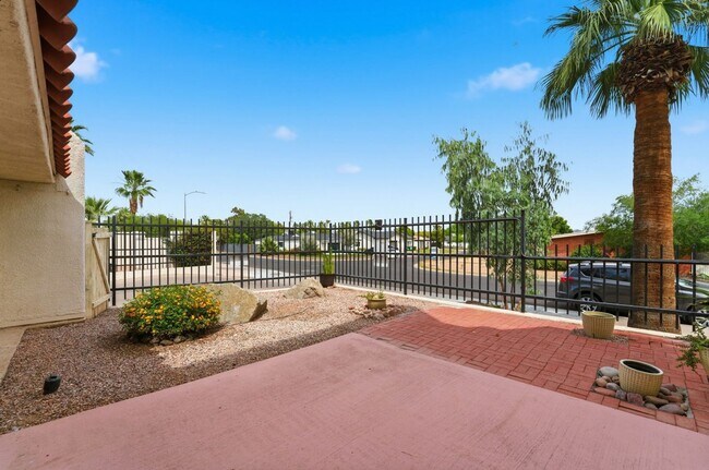 Building Photo - Central Phoenix Gem! Private Patio, Gated, Pool + Underground Parking