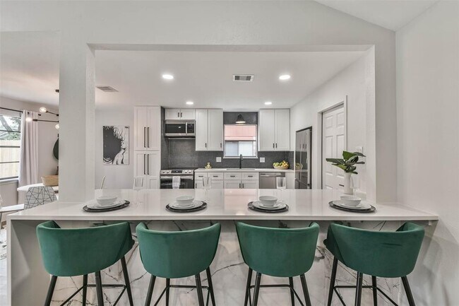 Building Photo - 2718 Foliage Green Dr